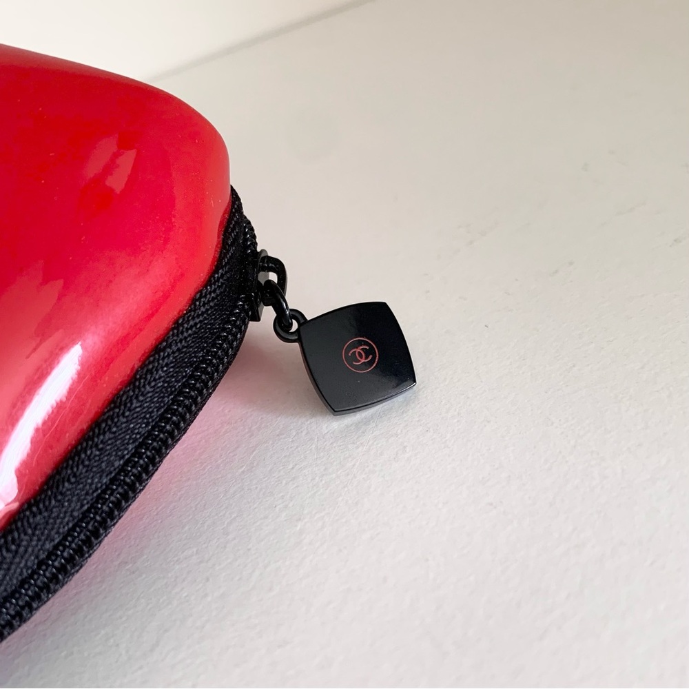 Hold Chanel Red zippy pouch - Picture 6 of 15